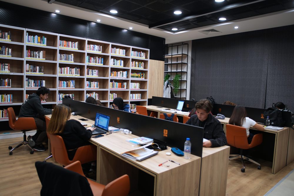 ALİ ULVİ KURUCU GENÇLİK MERKEZİ’NDE GÜZ DÖNEMİ EĞİTİMLERİ BAŞLADI (1).JPG