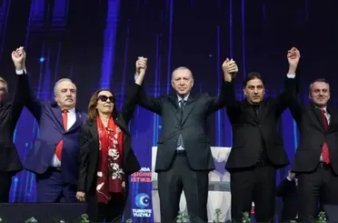 AK Parti’ye Katılan 3 İsme Rozetlerini Cumhurbaşkanı Erdoğan Taktı!