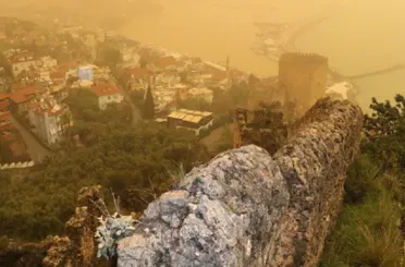 Antalya’da Gökyüzü Griye Büründü! Kuzey Afrika Tozu Hayatı Olumsuz Etkiledi!