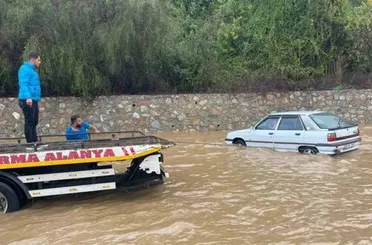 Antalya'da Sağanak Yağış Ulaşımı Felç Etti!