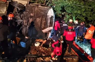 Antalya’da yolcu otobüsü devrildi: 10’u ağır 34 yaralı!