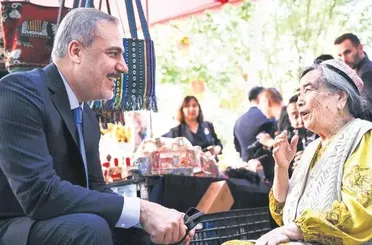 Bakan Fidan’dan Urumçi’de Emine Teyze ile anlamlı sohbet!