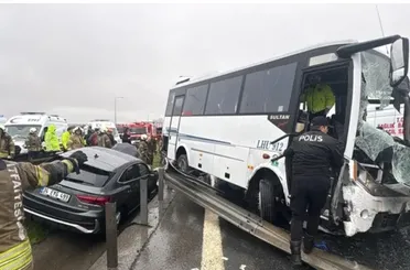 Başakşehir’de Polis Servisi Kaza Yaptı: Kalbi Duran Memur Hayata Döndürüldü