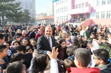 Başkan Altay Karne Sevinci Yaşayan Öğrencileri Tebrik Etti