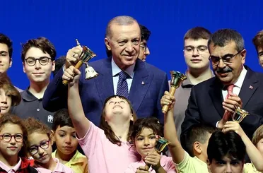 Cumhurbaşkanı Erdoğan müjdeyi verdi: Ücretli öğretmenlere yüzde 25 zam