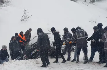Derbent Aladağ Kayak Merkezi Yolunda Araçlar Kayarak Refüje Saplandı. Sarıl Arama Kurtarma olay yerindeydi.