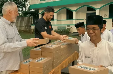 Endonezya’da Ramazan Sofraları: Ribat İnsani Yardım Derneği Yüzlerce Gönüle Ulaştı