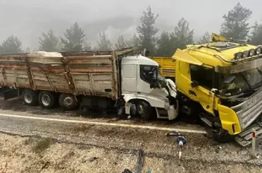 Finike-Elmalı Yolunda Feci Kaza: Kamyon Sürücüsü Hayatını Kaybetti