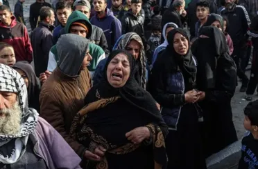 Gazze'de yardım bekleyenleri Katil İsrail yine vurdu! Onlarca ölü ve yaralı var!