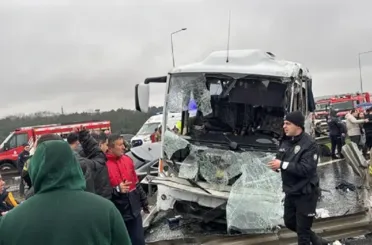 İstanbul’da Polis Servisi Bariyerlere Çarptı! 1 Polis Şehit oldu 16 polis yaralandı!