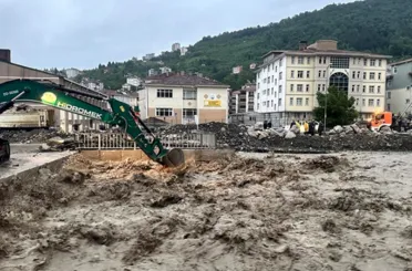 Karadeniz'de sel felaketi: Okullar tatil edildi