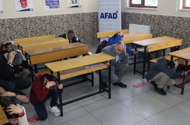 Konya’da deprem tatbikatı: Vali öğrencilerle sıra altında tehlikenin geçmesini bekledi