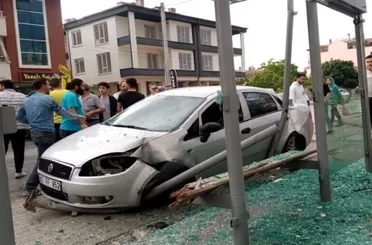 Konya’da otomobil otobüs durağına çarptı