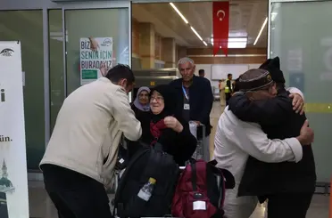 Konya’da Vefa Umresi’nin Üçüncü Kafilesi Döndü: Havalimanında Duygusal Kavuşma