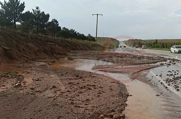Konya’da yağmurun taşıdığı çamur ve taşlar şehirlerarası yolda trafiği aksattı