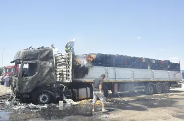 Konya'da YÜKLÜ TIR alev aldı, sürücü son anda kurtuldu