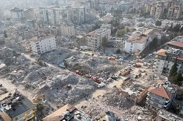 Malatya'da korkutan deprem! Hasarlı binalar çöktü