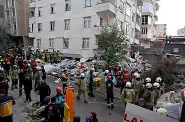 Maltepe’de 7 Katlı Bina Çöktü: Enkaz Altında 7 Kişi İçin Zamanla Yarış!