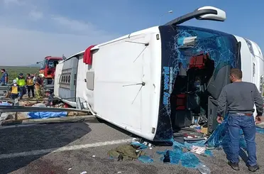 Manisa’da Feci Kaza: Tur Otobüsü ile Çekici Çarpıştı! 11 kişi Öldü, 27 kişi Yaralandı!