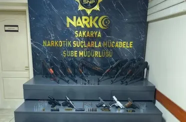 Sakarya'da Şok Operasyon! Polis Memurunun Aracından Cephanelik Çıktı!