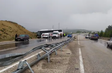 Yoldan çıkan otobüs toprak yığınına çarptı: 10 yaralı