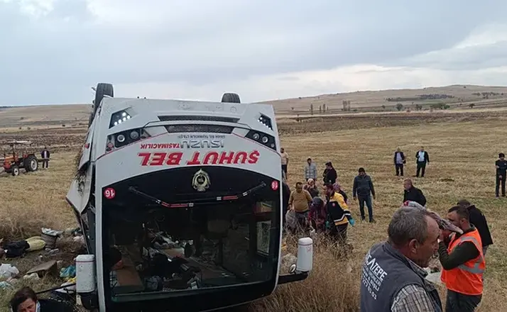 Afyonkarahisar’da İşçileri Taşıyan Midibüs Devrildi: 1 Ölü, 27 Yaralı