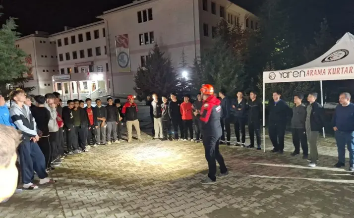Akşehir’de Deprem ve Yangın Tatbikatı: YAREN’den Öğrencilere Afet Eğitimi!