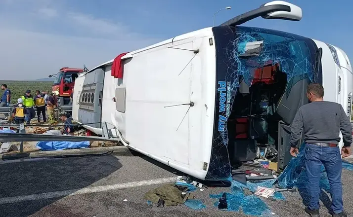 Manisa’da Feci Kaza: Tur Otobüsü ile Çekici Çarpıştı! 11 kişi Öldü, 27 kişi Yaralandı!