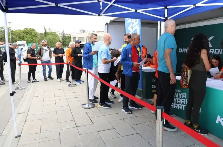 3. Uluslararası Konya Yarı Maratonu İçin Kit Dağıtımı Yapılıyor