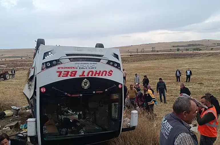 Afyonkarahisar’da İşçileri Taşıyan Midibüs Devrildi: 1 Ölü, 27 Yaralı