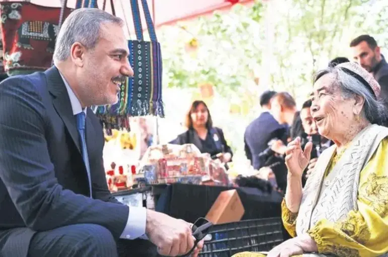 Bakan Fidan’dan Urumçi’de Emine Teyze ile anlamlı sohbet!