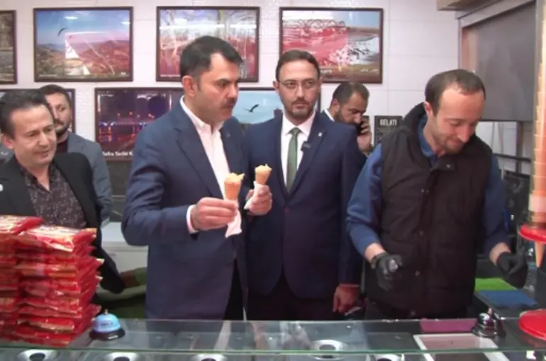 Bakan Kurum dondurma tezgahının başına geçti