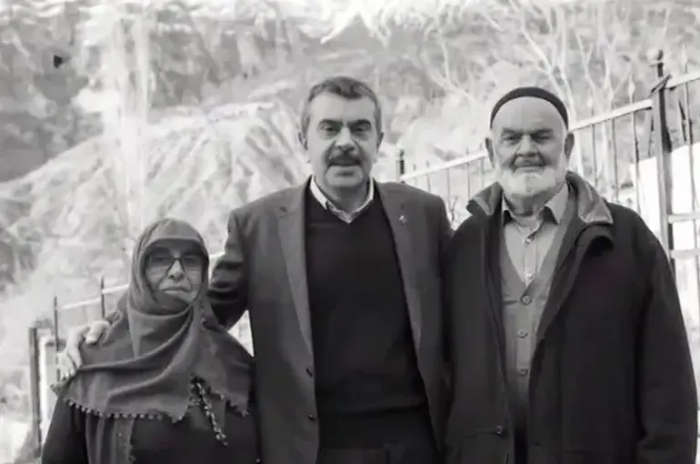 Bakan Yusuf Tekin’den Anne ve Babasına Vefa Dolu Sözler: “Her Sabah Mutlaka Ararım”