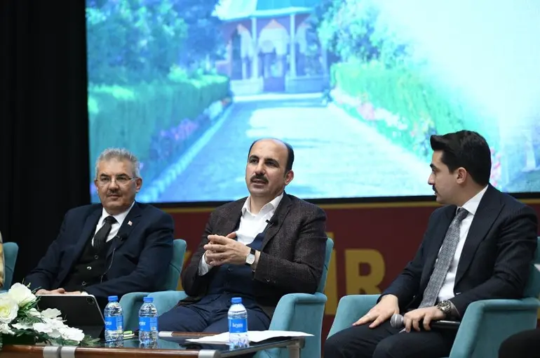 Başkan Altay Akşehir’de Esnafla ve Gençlerle Buluştu