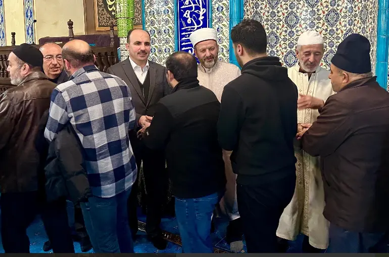 Başkan Altay, Berat Kandili’nde Konyalılarla Kapı Camii’nde Buluştu