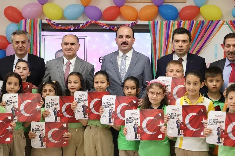 Başkan Altay Öğrencilerin Karne Heyecanına Ortak Oldu
