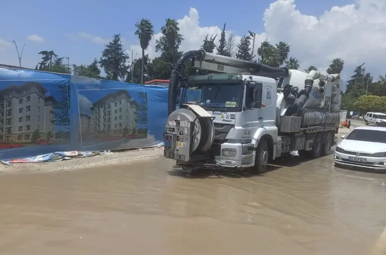 Konya Büyükşehir Ekipleri Hatay’da Sel ve Su Baskınlarına Müdahale Ediyor