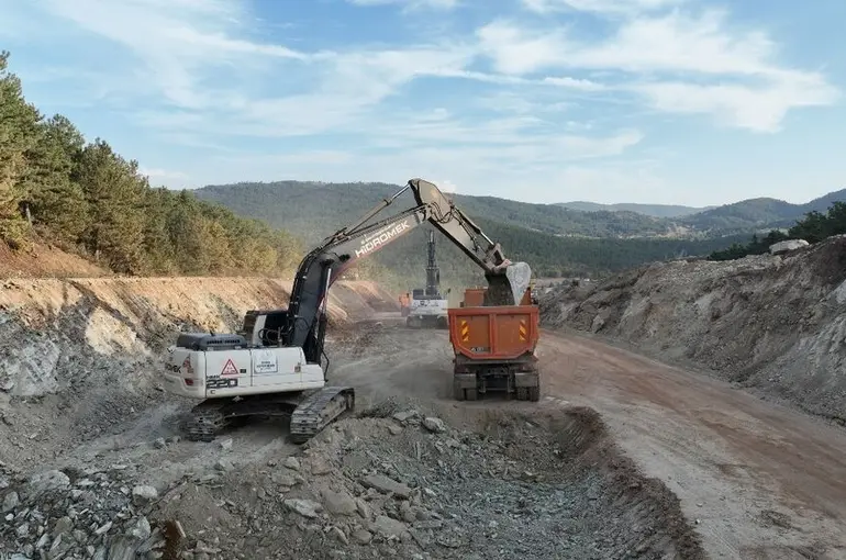 Konya Büyükşehir İlçelerdeki Yolların Standardını Yükseltmek İçin Çalışıyor