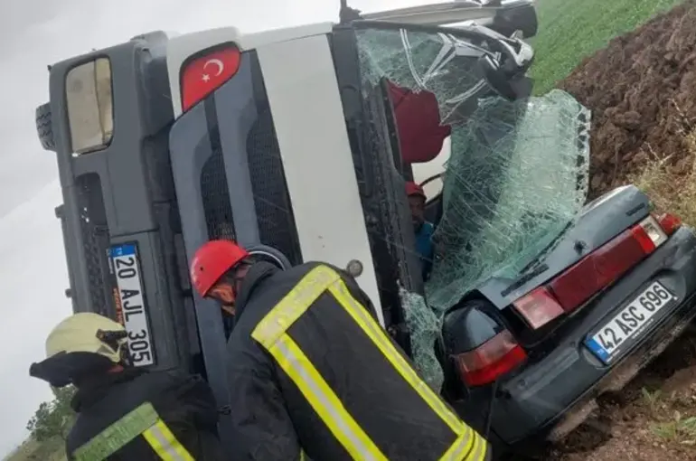 Konya Çumra'da feci kaza! Beton mikseri otomobilin üzerine devrildi!