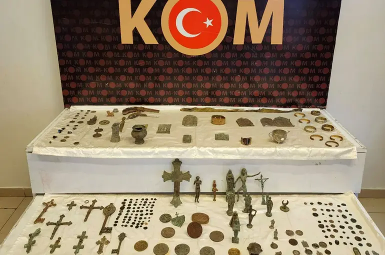 Konya Emniyetinden Dev Kaçakçılık Operasyonu: Yüzlerce Tarihi Eser Yakalandı!