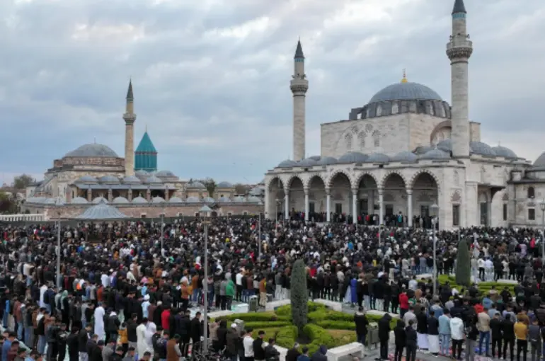 Konya Mevlana Meydanı'nda Ramazan Bayramı coşkusu! Peki, Bayram ne demektir?
