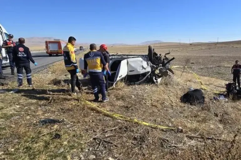 Konya Yunak’ta Feci Kaza! Otomobil Şarampole Devrildi 3 Ölü, 2 Yaralı!