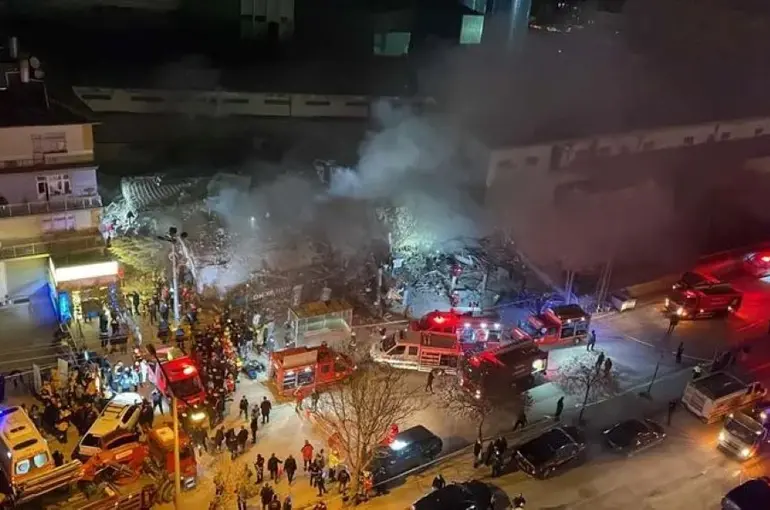 Konya'da Çöken Binada Arama Kurtarma Çalışmaları Sürüyor!
