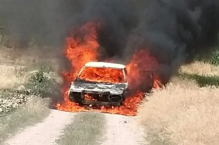 KONYA’DA GÖL KENARINDA OTOMOBİL CAYIR CAYIR YANDI