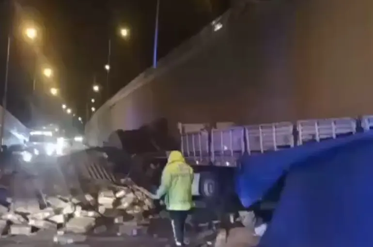 Konya'da Kontrolden Çıkan Tır Köprüden Uçtu!