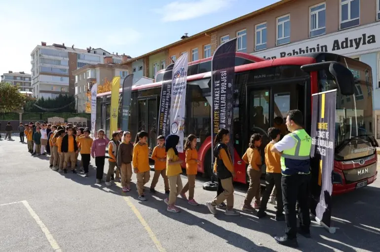 Konya’da Nezaket Otobüsü Seferberliği: 2 Bin 220 Öğrenciye Trafik ve Görgü Eğitimi