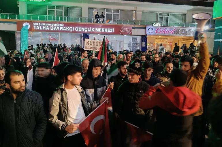Konya'da üniversiteli gençler İsrail'i protesto etti
