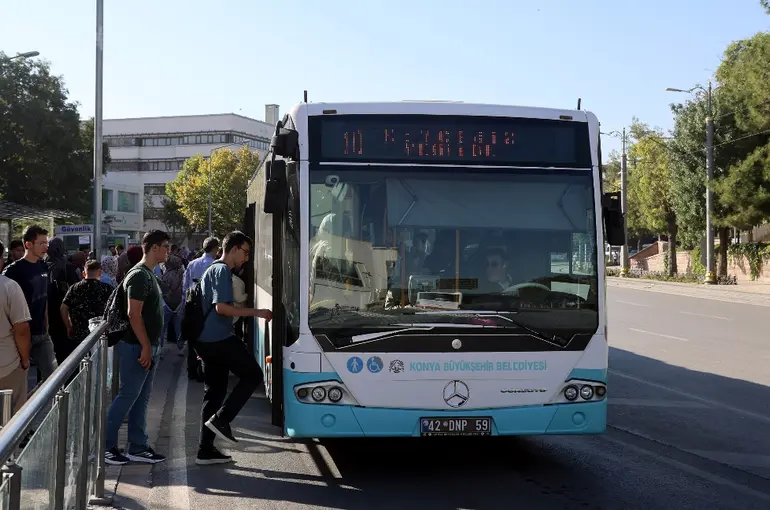 Konya’da Üniversiteye Yeni Kayıt Yaptıran Öğrencilere 10 Gün Ücretsiz Toplu Ulaşım