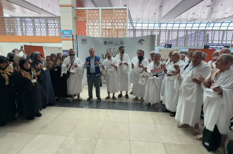 Konya’da Vefa Umresi Heyecanı: İkinci Kafile Kutsal Topraklara Dualarla Uğurlandı