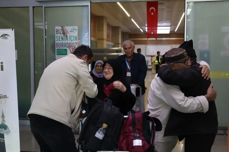 Konya’da Vefa Umresi’nin Üçüncü Kafilesi Döndü: Havalimanında Duygusal Kavuşma
